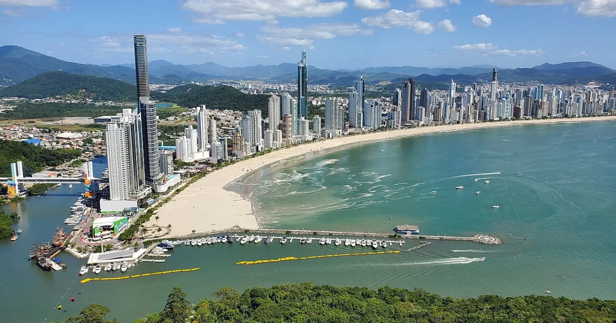 Marketing digital em Balneário Camboriú: da descoberta no Google à decisão de compra
