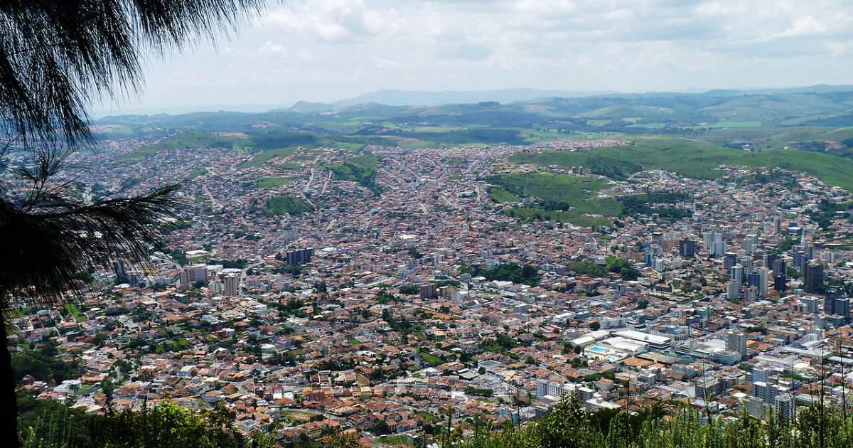 Como crescer no digital em Poços de Caldas: da descoberta local ao contato comercial